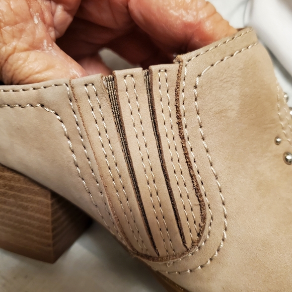 Earth Slide Shoe Taupe Suede 2" Stacked Block Heel Silver Studs on Front Size 8B - Picture 4 of 10